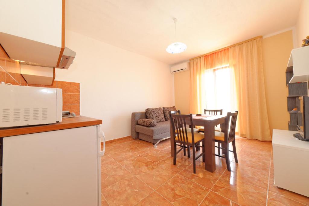 Kuchyňa alebo kuchynka v ubytovaní Borik Apartment Pedic