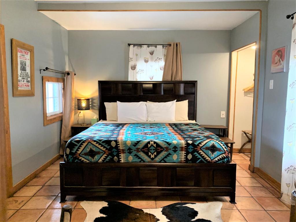 a bedroom with a large bed in a room at Hotel Kitsmiller on Main in Fredericksburg