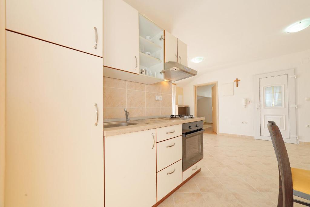 Kuchyňa alebo kuchynka v ubytovaní Borik Apartment Pedic