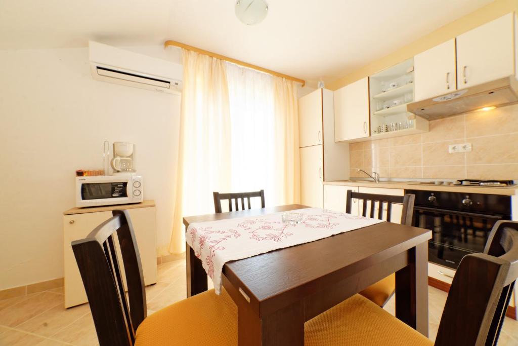 Kuchyňa alebo kuchynka v ubytovaní Borik Apartment Pedic