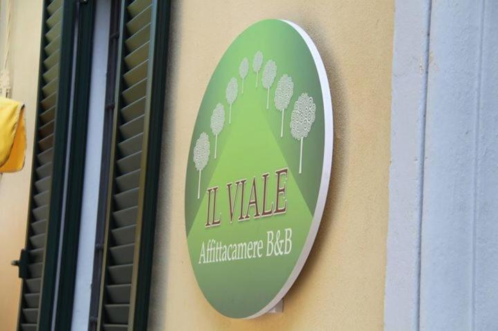 una señal en el lateral de un edificio en Il Viale b&b, en Pontedera