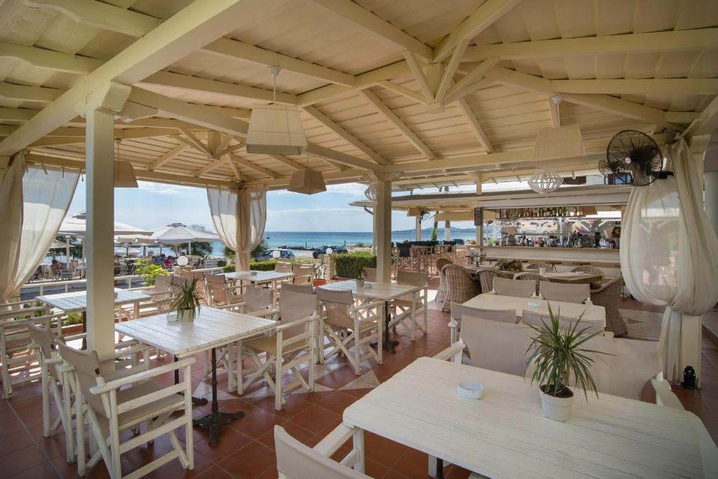 Reštaurácia alebo iné gastronomické zariadenie v ubytovaní Assano Seafront Luxury