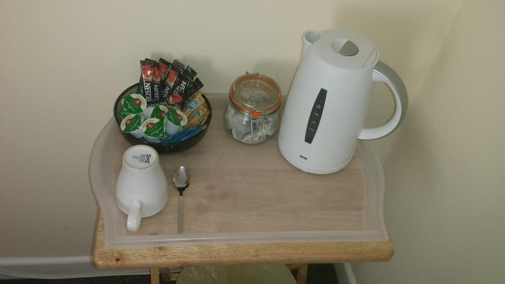einen Tisch mit einem Krug und einem Mixer darauf in der Unterkunft Hathway House Accommodation in Redhill