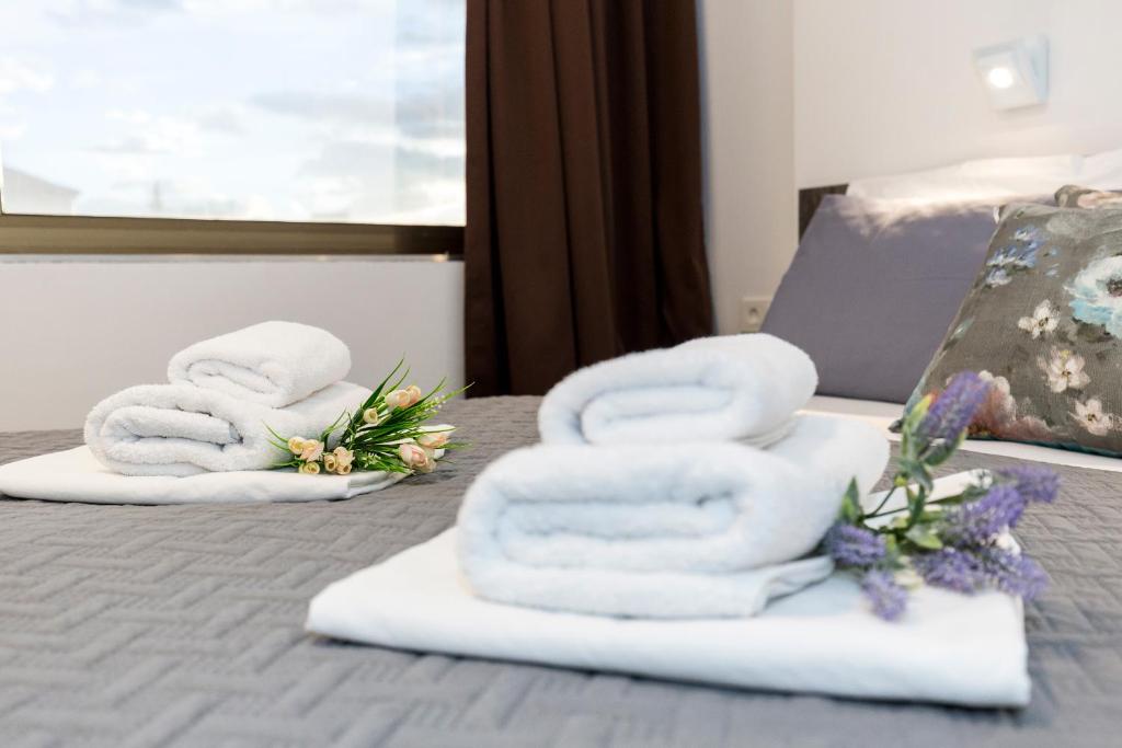 Posteľ alebo postele v izbe v ubytovaní Apinelo Tower Rooms