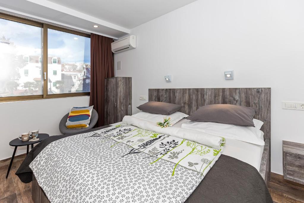 Posteľ alebo postele v izbe v ubytovaní Apinelo Tower Rooms