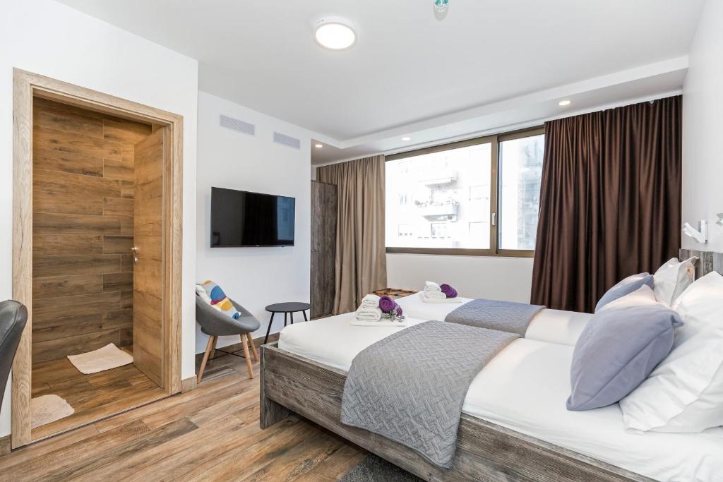 Televízia a/alebo spoločenská miestnosť v ubytovaní Apinelo Tower Rooms