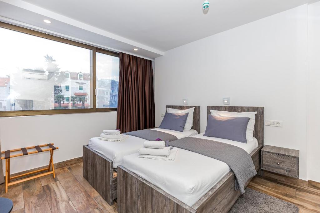 Posteľ alebo postele v izbe v ubytovaní Apinelo Tower Rooms