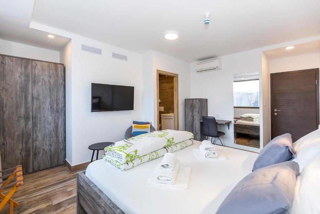 Televízia a/alebo spoločenská miestnosť v ubytovaní Apinelo Tower Rooms