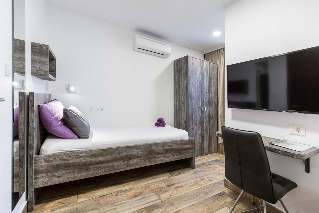 Televízia a/alebo spoločenská miestnosť v ubytovaní Apinelo Tower Rooms