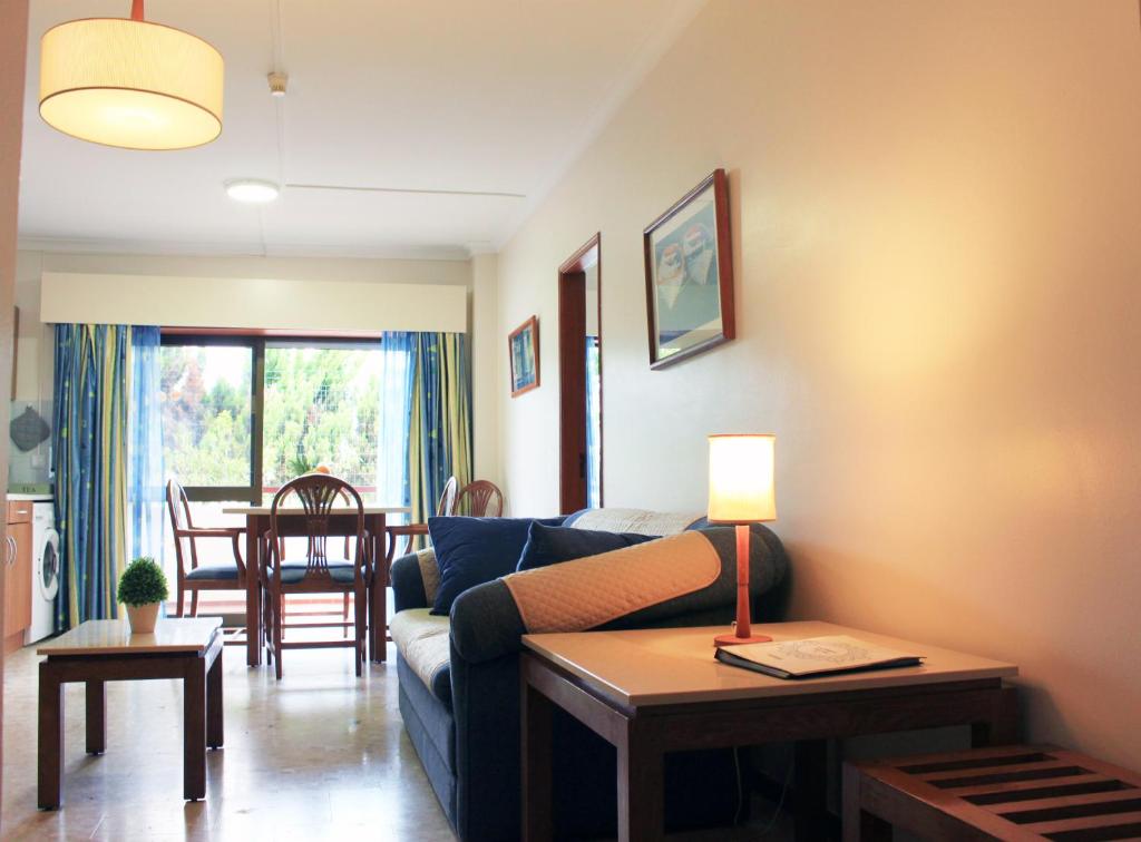 a living room with a couch and a table at Apartamento Praia Vau T1 in Portimão