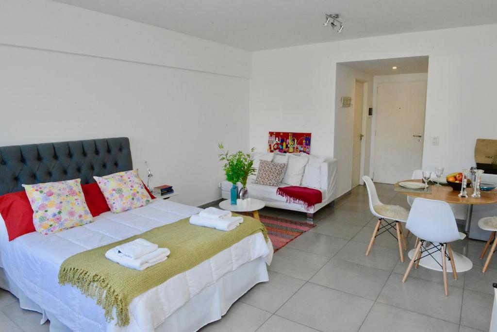 HOLLYWOOD STUDIOS 1 - One-Bedroom Apartment