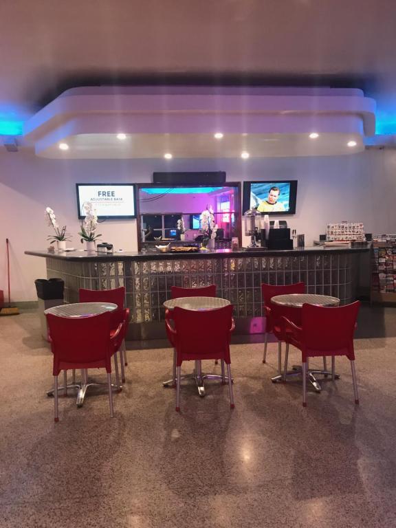 Lounge nebo bar v ubytování Geneva Hotel