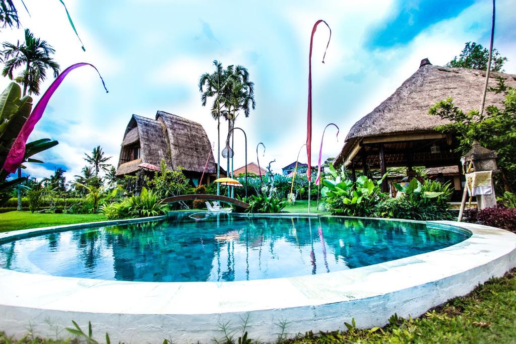 Swimming pool sa o malapit sa Ubud Hidden Villa Yone village