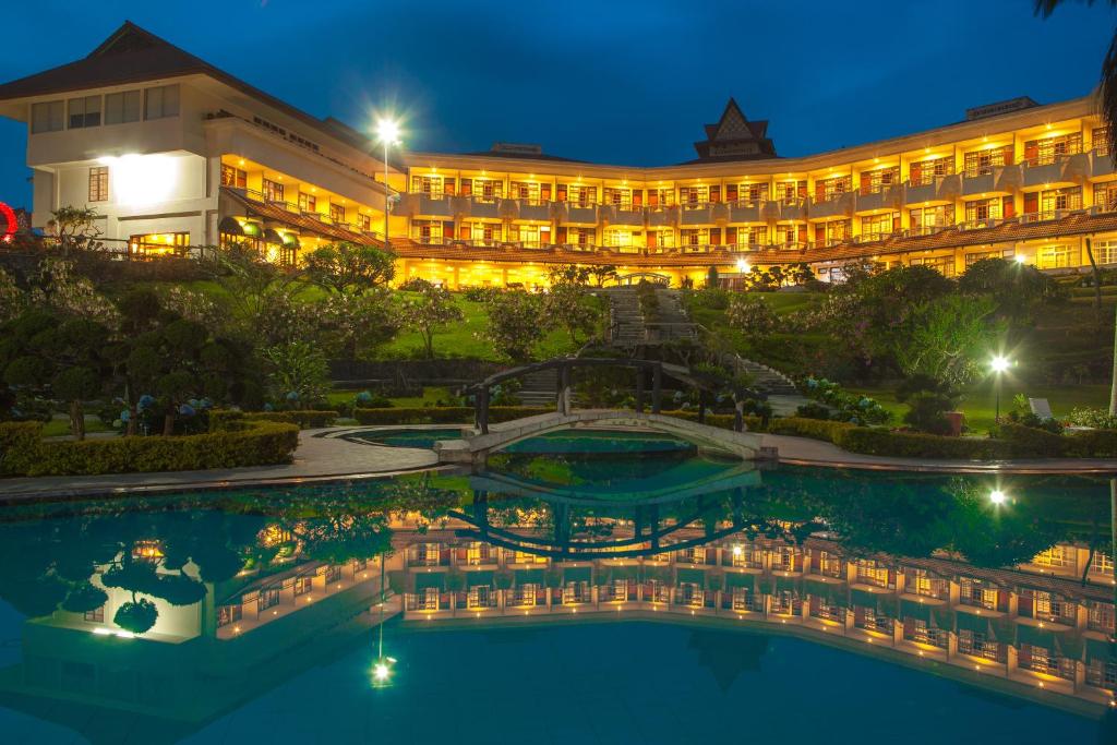 un hôtel avec une piscine en face d'un bâtiment dans l'établissement Sinabung Hills Berastagi, à Berastagi