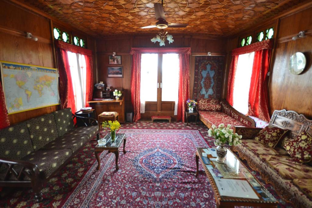 Posezení v ubytování Houseboat Lily of Nageen