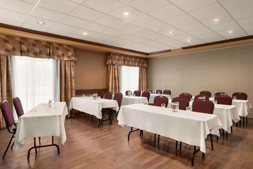 Posezení v ubytování Days Inn by Wyndham Levis