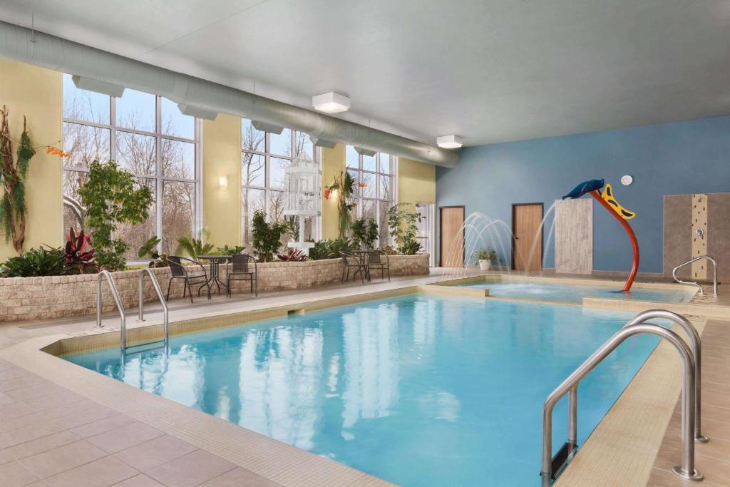 Bazén v ubytování Days Inn by Wyndham Levis nebo v jeho okolí