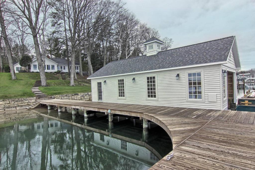 une maison sur un quai à côté d'une masse d'eau dans l'établissement Lake Escape, à Charlevoix