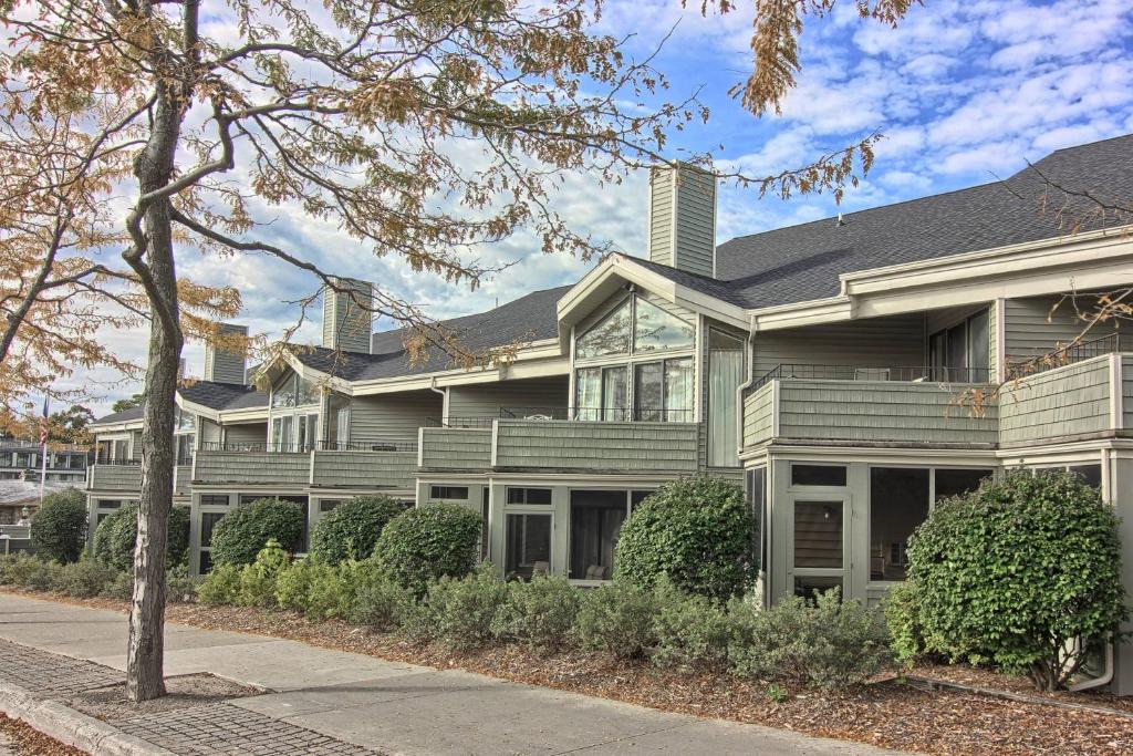 una grande casa grigia con un tetto grigio di 202 Pointes North Inn a Charlevoix