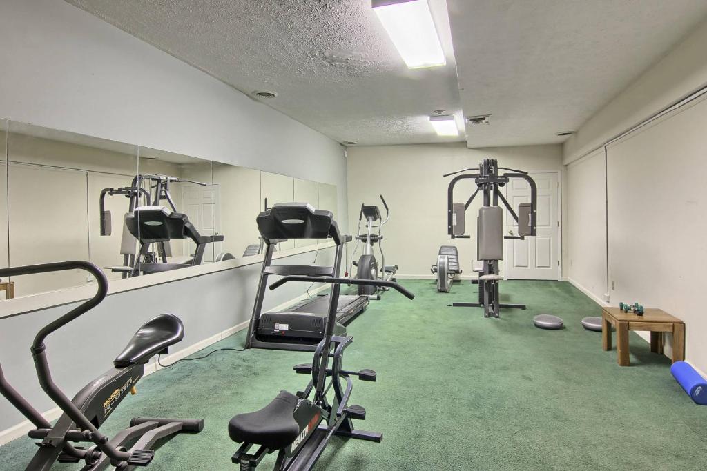 um ginásio com várias bicicletas de exercício numa sala em 104 Pointes North Inn em Charlevoix