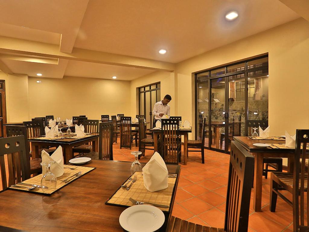 Restaurace v ubytování Royal Kashyapa - Habarana