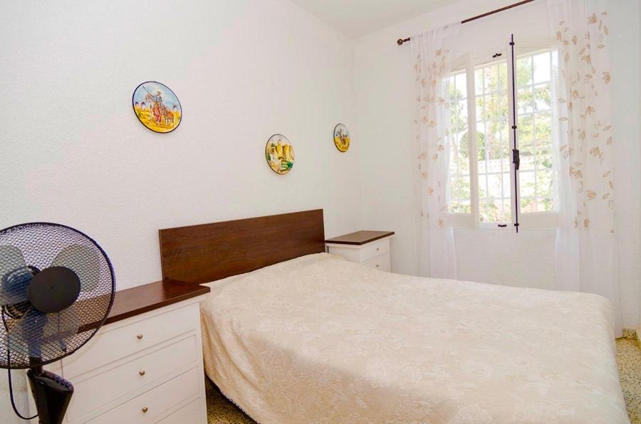 Postel nebo postele na pokoji v ubytování CALALGA сasa frente a la playa con piscina privada