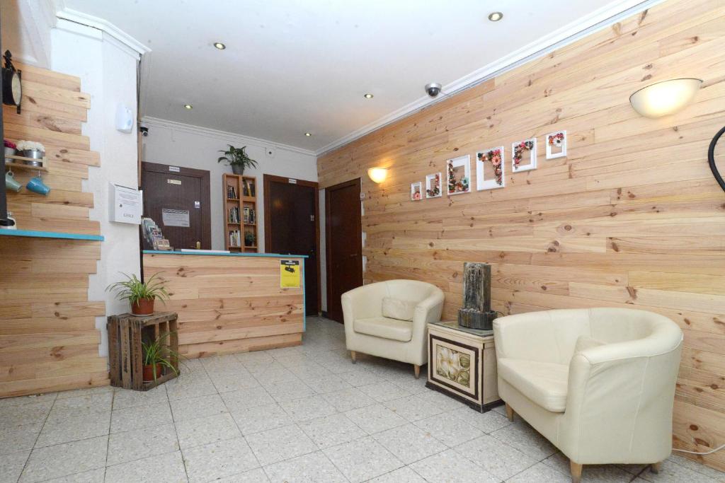 a waiting room with two chairs and a desk at Pensión Fortea in Zaragoza