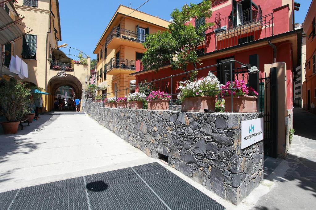 een stenen muur met potplanten op een straat bij Hotel Margherita in Monterosso al Mare