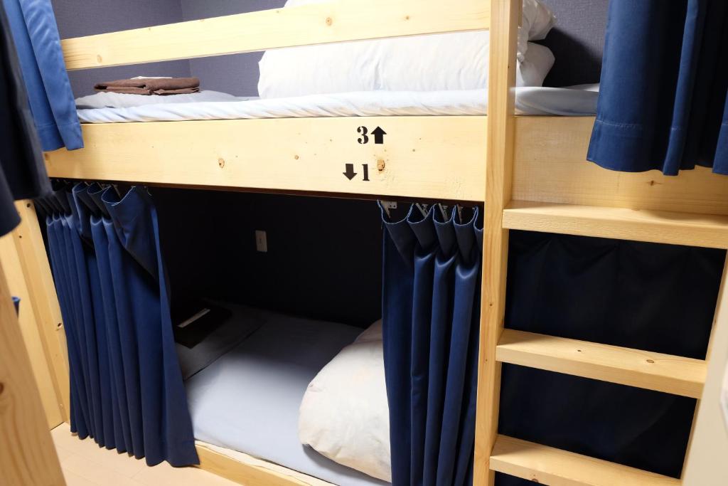 Palanda nebo palandy na pokoji v ubytování Narita Sando Guesthouse