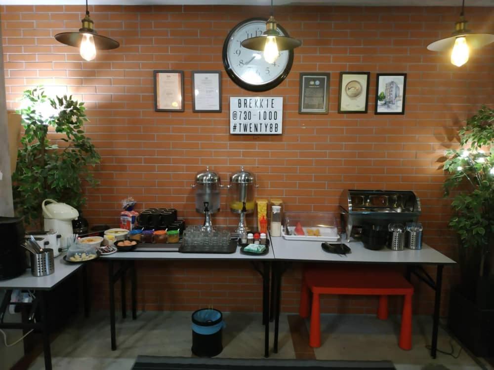 Příslušenství pro přípravu čaje a kávy v ubytování Hotel Twenty 8B