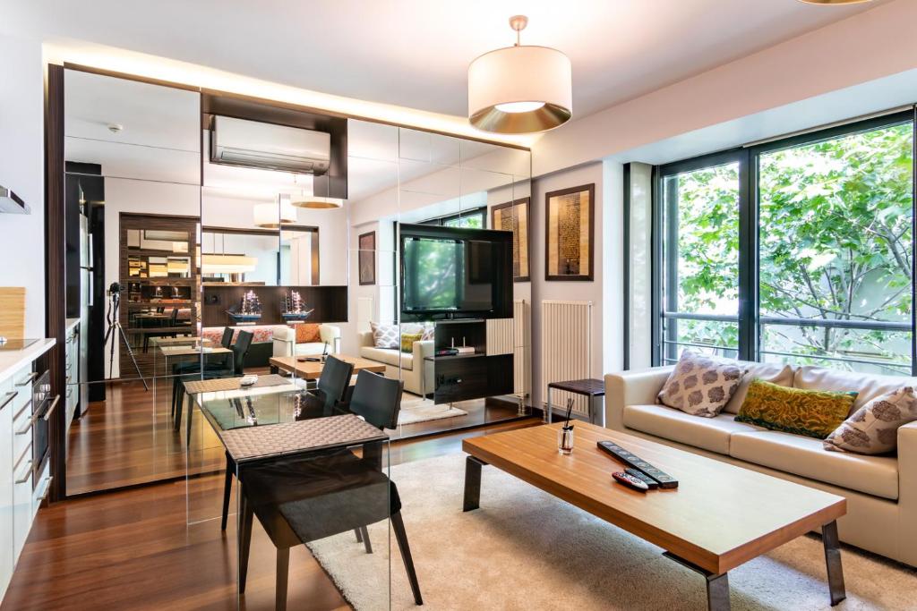 Deger 16 Residences في إسطنبول: غرفة معيشة مع أريكة وطاولة