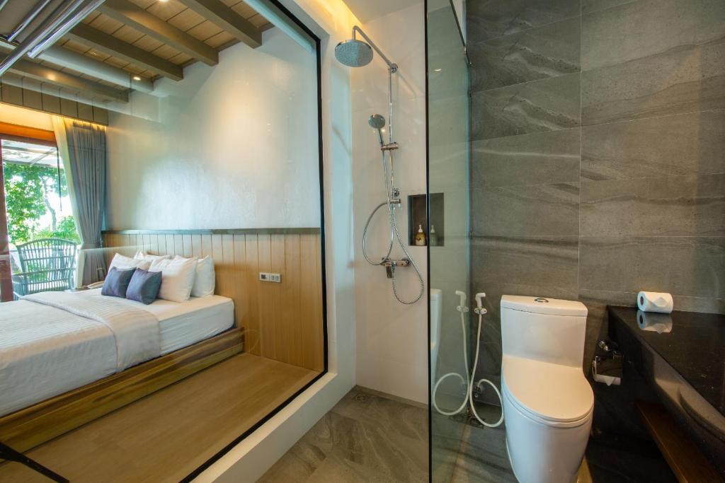 Koupelna v ubytování Coral Cliff Beach Resort Samui - SHA Plus