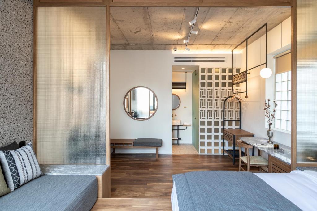 Postel nebo postele na pokoji v ubytování Ergon House Athens