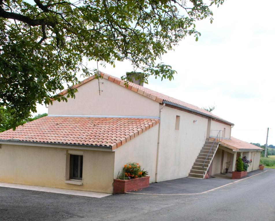 Το κτήριο όπου στεγάζεται  η παραθεριστική κατοικία