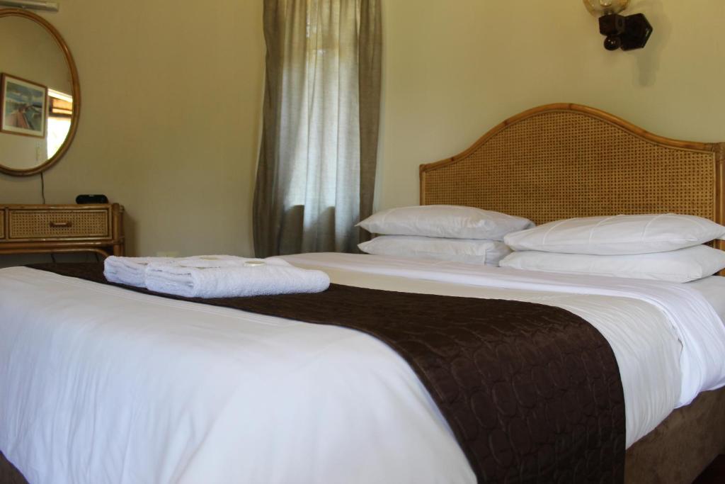 Postel nebo postele na pokoji v ubytování Magoebaskloof Mountain Lodge