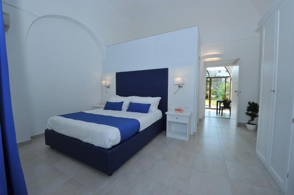 um quarto com uma cama grande e lençóis azuis em Villa Emanuel em Sant'Agnello