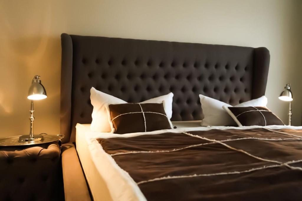 フィールンハイムにあるKant-Hausのベッドルーム1室(黒いヘッドボードと枕付きのベッド1台付)