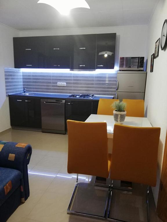 Kuchyňa alebo kuchynka v ubytovaní Apartmani Poljanec