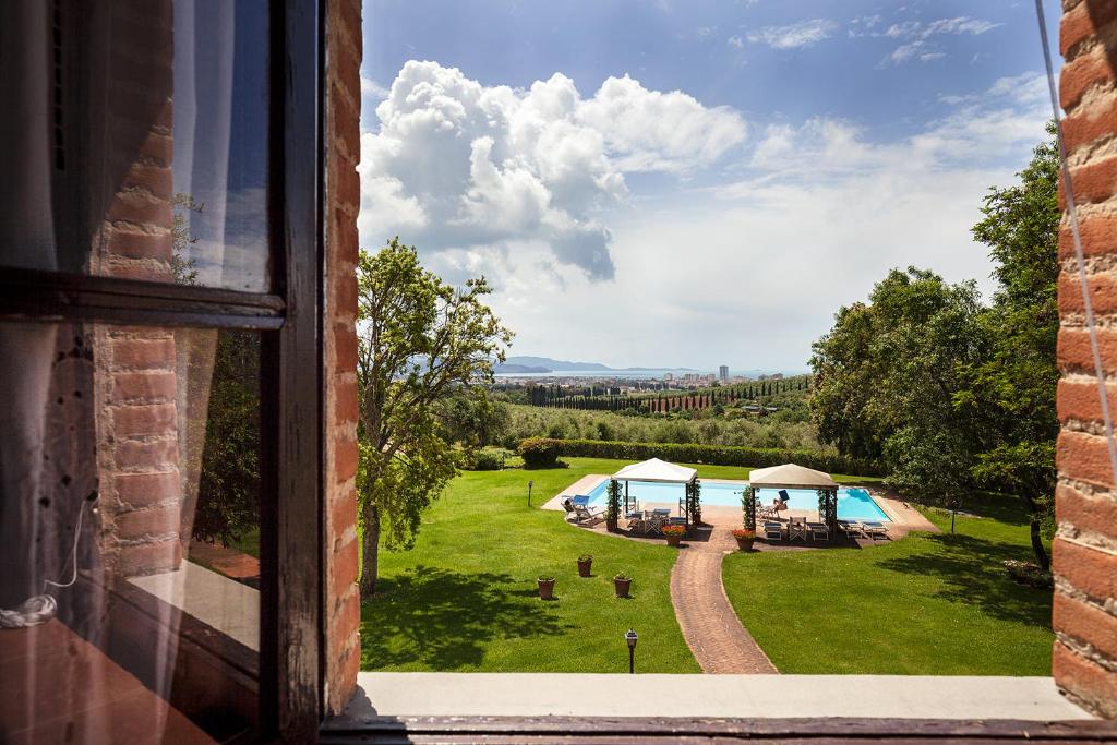 福洛尼卡的住宿－Il Martellino，享有庭院景色的建筑窗户