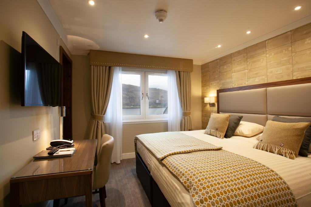Postel nebo postele na pokoji v ubytování Cruachan Hotel
