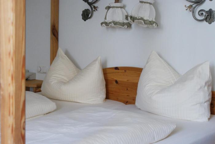 Postel nebo postele na pokoji v ubytování Hotel zur Post