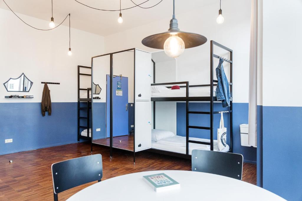 Postel nebo postele na pokoji v ubytování The Circus Hostel