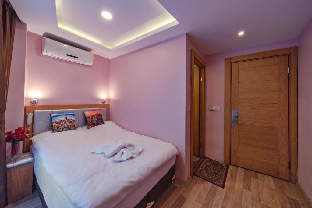 Postel nebo postele na pokoji v ubytování Gulhane Corner Hotel