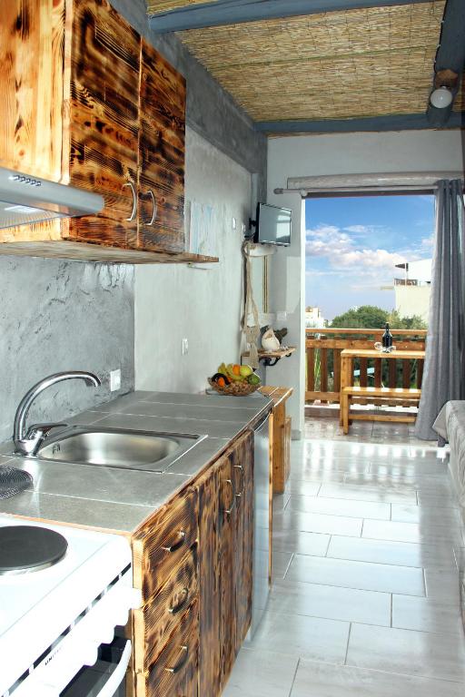Kuchyň nebo kuchyňský kout v ubytování Christos studios and family apartments