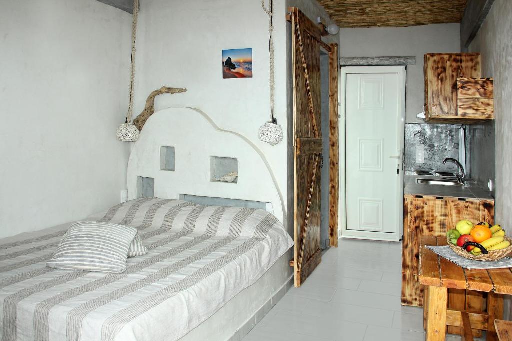 Postel nebo postele na pokoji v ubytování Christos studios and family apartments