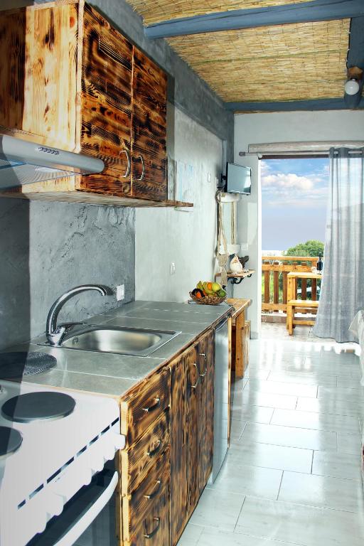 Kuchyň nebo kuchyňský kout v ubytování Christos studios and family apartments