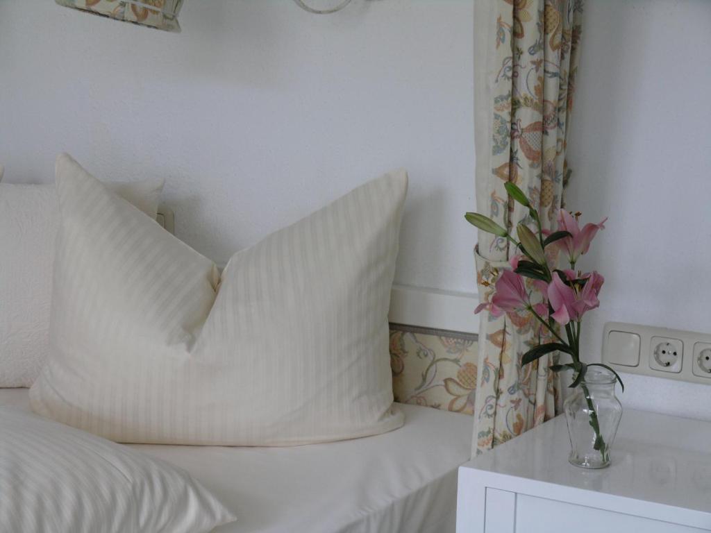Postel nebo postele na pokoji v ubytování Hotel zur Post