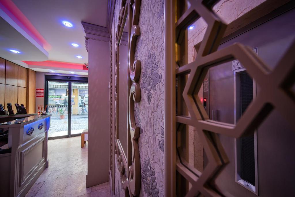 TV a/nebo společenská místnost v ubytování Gulhane Corner Hotel