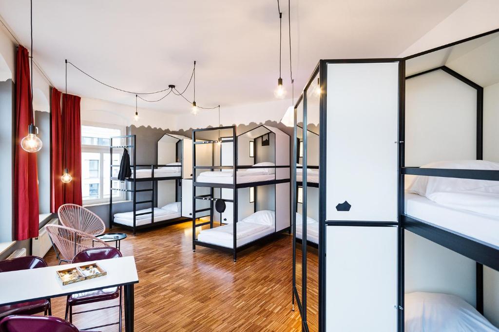 The Circus Hostel - Posto Letto In Dormitorio Misto Con 10 Letti