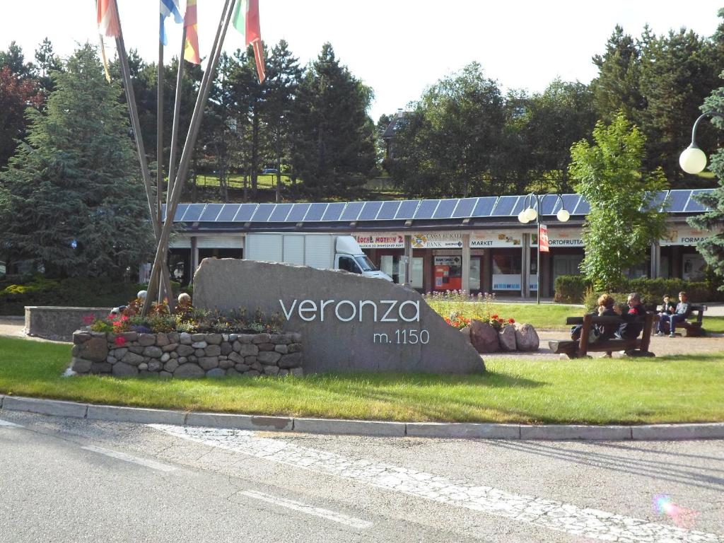 Vonkajšia záhrada v ubytovaní Appartamenti Dolomiti con piscina e sauna